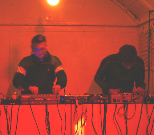 2009-05-08_Klirrbar: Kacheltisch