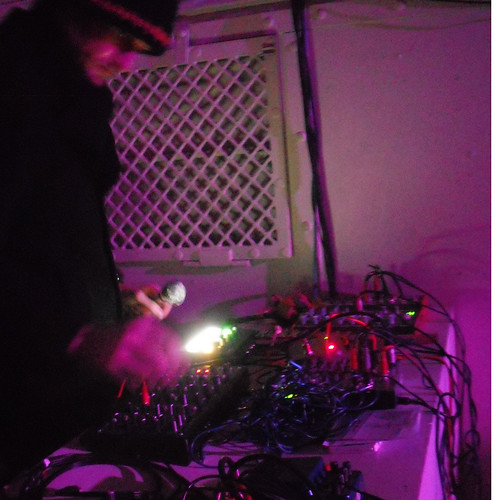 10.12.2010: Klirrbar - Suspiscious Breeds Confidence