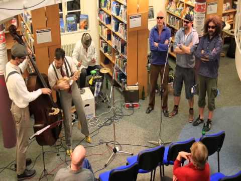 Iso Herquist og Hele Banden live im Bücherturm: Hotdogs Pommes Ketchup